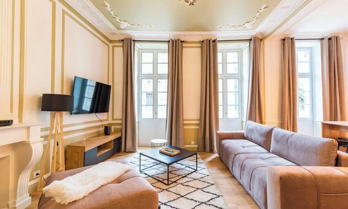 Guingamp Apartment | Logement D'exception, 4 Chambres et Babyfoot