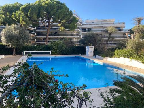 Antibes Apartment | Logement en résidence vacances classe 2 étoiles au bord de mer 4 couchages avec cabine lit superposé et au salon un canapé convertible et piscine à 300 m des transports communs,gare ferroviaire,commerces et plages