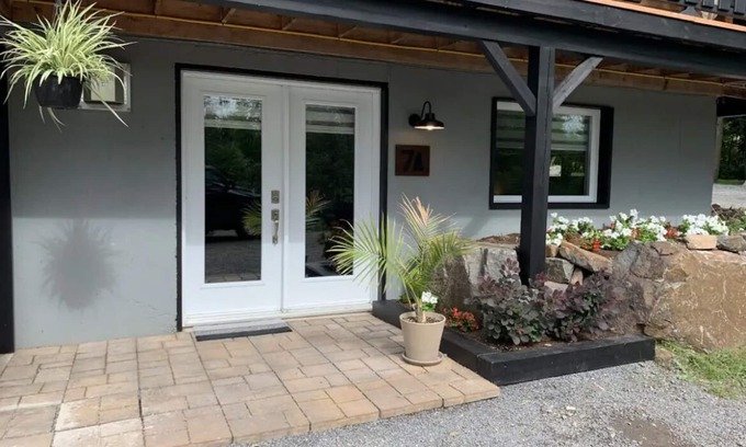Brownsburg-Chatham Apartment | Logement Tranquille en Nature, Près de Toutes les Commodités!