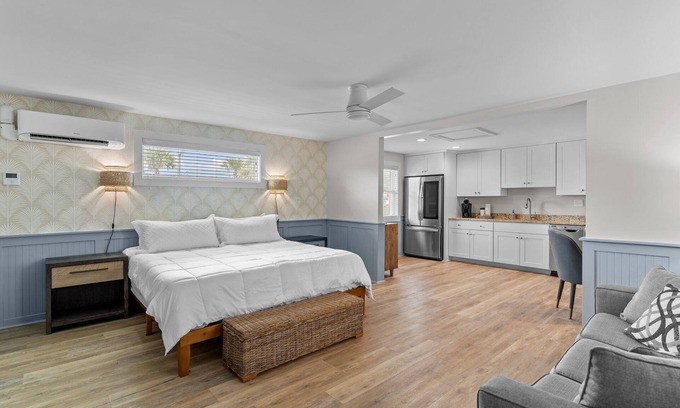 Surf City Hotel | Loggerhead Inn & Suites - Premium King Suite in hotel in Surf City, North Carolina
