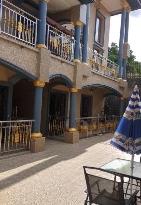 Yaounde Apartment | LOGIS D'HERGUINE - SUITE AGNES - 4 personnes - Piscine - Salle de Mariage
