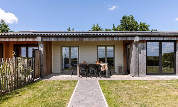 Houtem Apartment | Logis Espoir - A spacious holiday home with garden