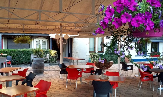Bourgoin-Jallieu Hotel | Logis Hôtel la Commanderie de Champarey