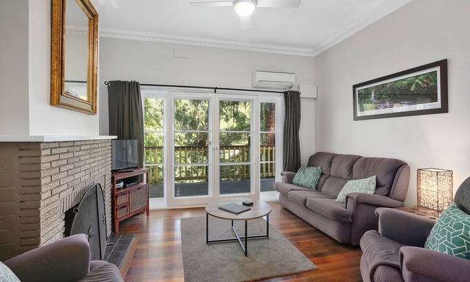 Warburton Cottage | Lola's cottage in the heart of Warburton with views of the Yarra River