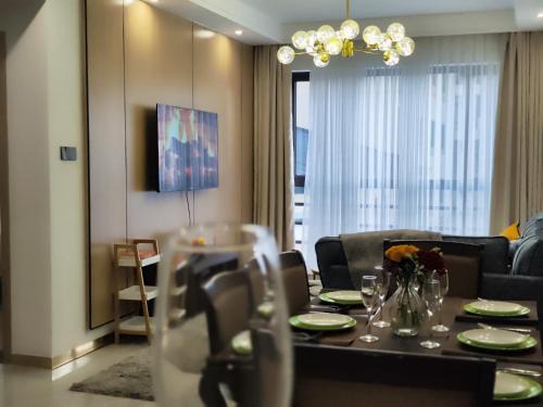 Kileleshwa Apartment | Lola's Haven - 75" Screen, Heated Pool, Gym, Views