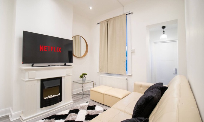 Lansbury Apartment | London Apt - Sleeps 4 - Parking - Wifi
