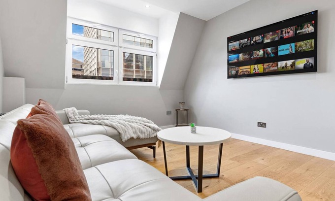 Chaucer Apartment | London Bridge Luxury by Sol Haven