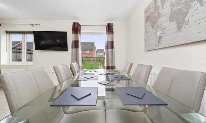 Stanwell Apartment | London Heathrow Living Holywell Serviced Houses - 3 and 4 bedrooms