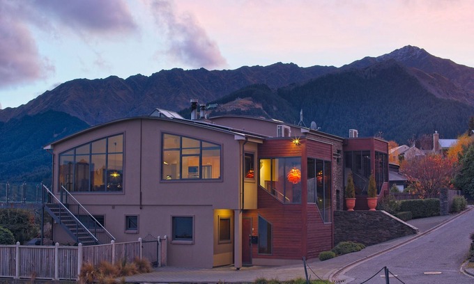Queenstown Villa | London Retreat - 8 beds, 6+ baths, 16 guests, 5 stars.