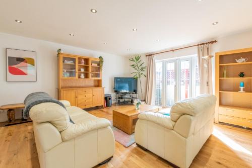 Stratford and New Town Apartment | London Stratford - Spacious 2 bed flat with secured parking & private garden