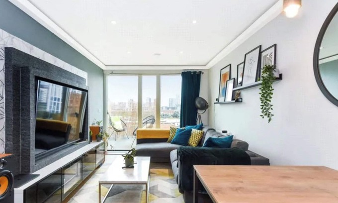 Stratford and New Town Apartment | LondonAprt/1Bed/Balcony/Gym/Tv/Wifi