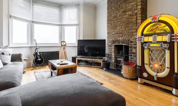 Shepherd's Bush House | Long Stay Discounts - Fun 2Bed Home Shepherds Bush