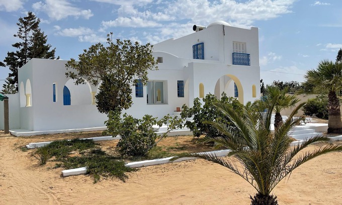 Midoun Villa | Long-term rental: Charming accommodation in Djerba with pool and sea view