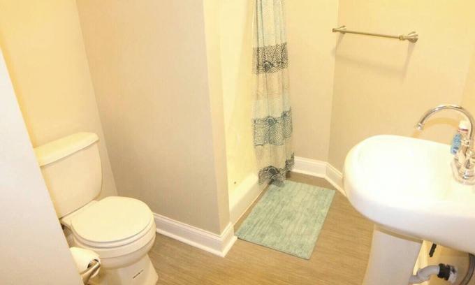 Minneapolis House | Long Term Stay for Large Groups . Sleeps 8 ! 5 bedrooms 3 baths!