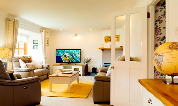 Balloch Cottage | Longfield, Daviot - woodland cottage near Inverness