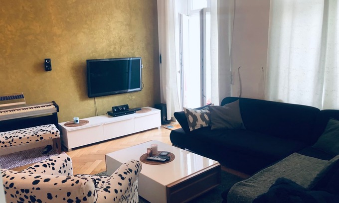 West Berlin Centre Condo | Longterm - Beautiful quiet condo at Savignyplatz with 2 Bed/2 Bath, lift