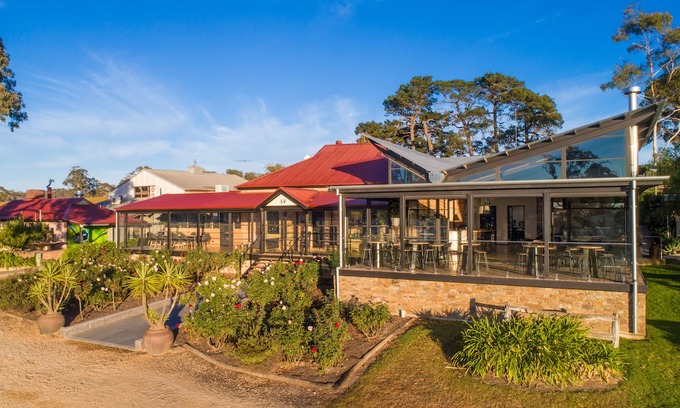 Macclesfield Hotel | Longview Vineyard