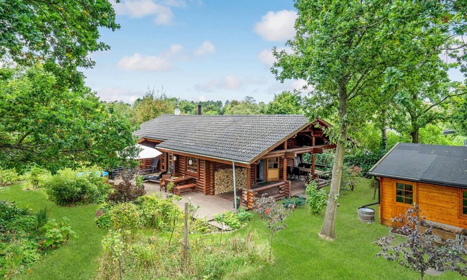 Hoeve Strand House | Look forward to a wonderful vacation in this appealing vacation home with whirlpool and Finnish wood