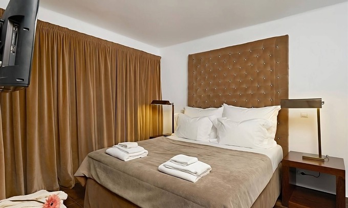 Albufeira Hotel | Look No Further! Comfortable 1BR Apartment with Kitchen, Pools, Free Parking!