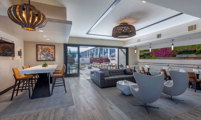 Southeast Torrance Hotel | Look No Further! Free Parking & Gym. Minutes to the Best Restaurants & Shopping