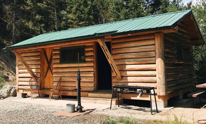 Pray Cabin | Looke’s Mill Rustic off grid cabin