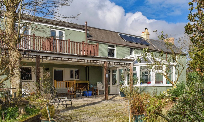 Redruth Cottage | Looking for accommodation for large groups of friends or extended families.