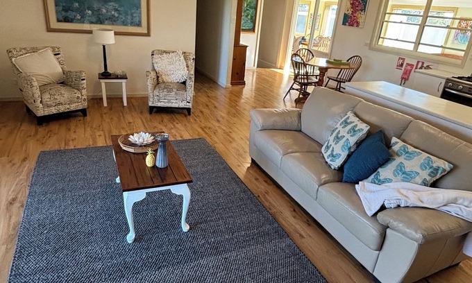 Lorn House | Lorn Farm Stay 30 minutes to Hunter Valley wineries & wide open spaces.