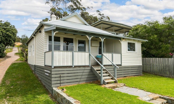 Lorne House | Lotti's Cottage - Prime Position