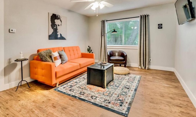 Old East Dallas Apartment | Love for Dallas - Close to Deep Ellum & AAC