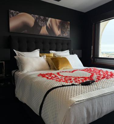 Bourg-l'Eveque Hotel | Love Horizons - Suite vue panoramique - Spa privatif - Rennes Centre