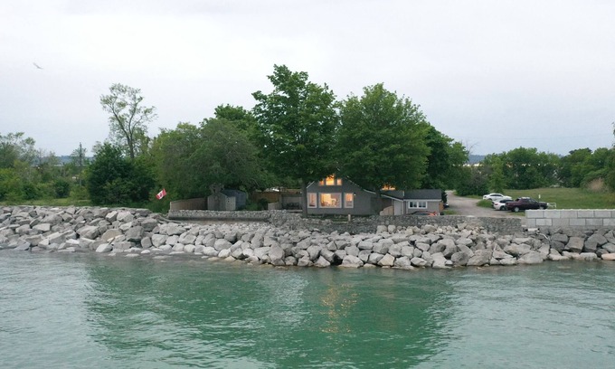 Stoney Creek Bed & Breakfast | Love on the Lake – Romantic Lakefront Updated Cottage with Private Beach