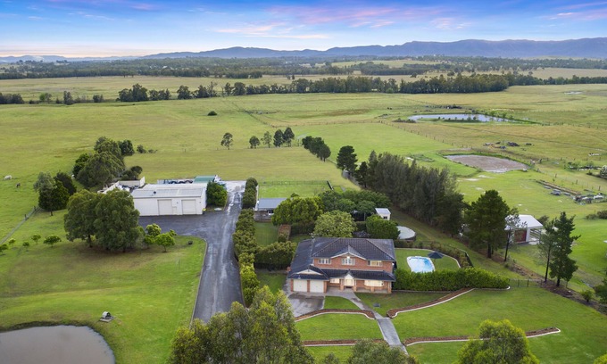 Lovedale House | Lovedale Escape n5 Bed, K bed, Firepit, pet friendly, playground, mini fb field