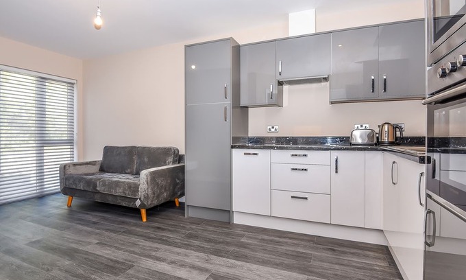 Runnymede Apartment | Lovely 1 bedroom apartment close to Heathrow