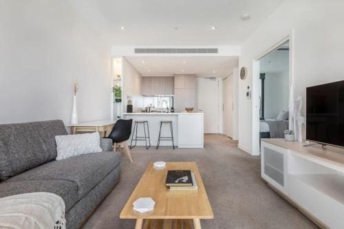 Cremorne Apartment | Lovely 1 bedroom with free parking on premises - 00209