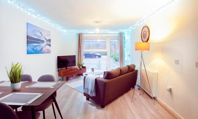 Bootle Apartment | Lovely 2 bed W.parking, wifi and coffee machine