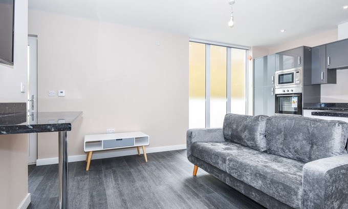 Runnymede Apartment | Lovely 2 bedroom apartment close to Heathrow
