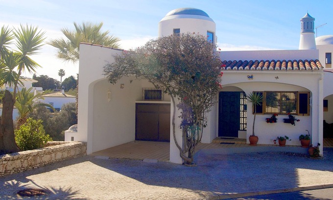 Areias Dos Moinhos House | Lovely 2 bedroom end townhouse in Carvoeiro
