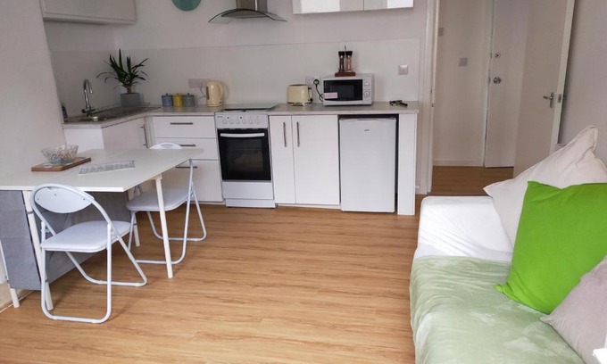 Restalrig Apartment | Lovely 2 bedroom with a garden close to the centre