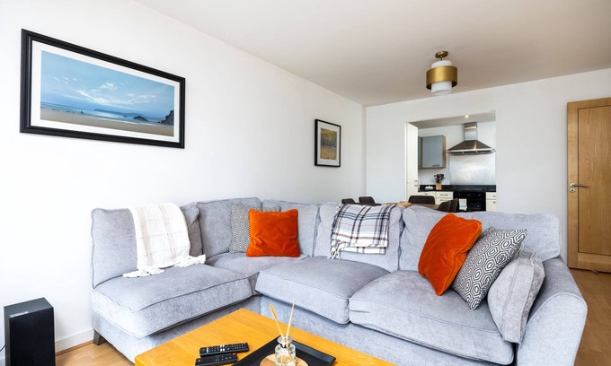 Grand Canal Dock Apartment | Lovely 2 BR Apartment With Balcony
