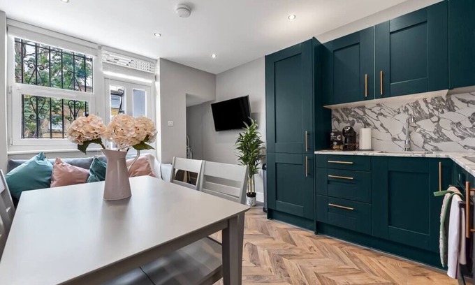 Harringay Apartment | Lovely 2 BR with Grill