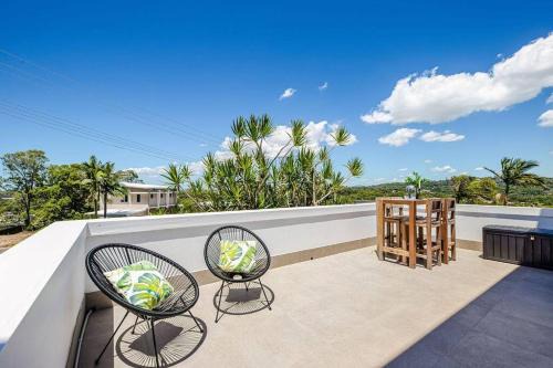 Alexandra Headland Apartment | Lovely 2bd Unit, Patio and views. Best weekly rate
