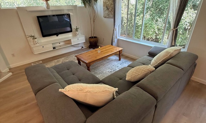 Abbott Loop House | Lovely 3-bedroom townhome in Anchorage