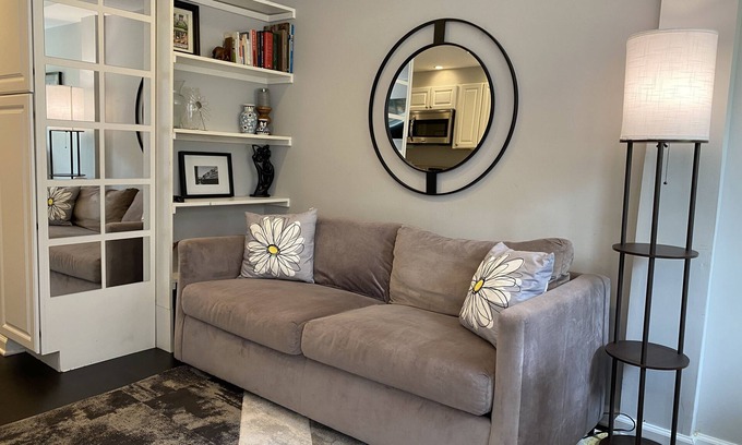 Georgetown Condo | Lovely 3BR 2BA 2 level condo in great Georgetown location (31 day min)