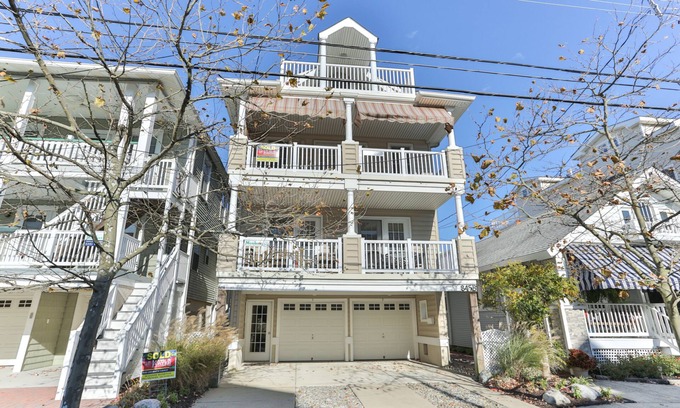 North End Condo | Lovely 4 bedroom, 3 bath condo 2 1/2 blocks from the beach