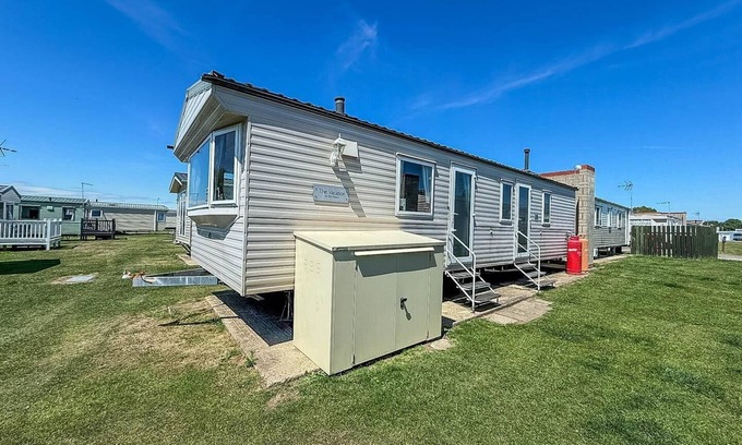 Walton on the Naze House | Lovely 6 berth caravan at Naze Marine Holiday Park in Essex ref 17003C