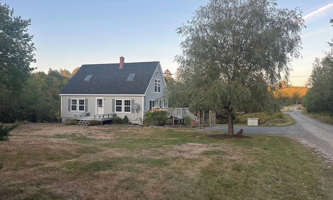 Seal Cove House | Lovely 6-bedroom house in the village of Center for a peaceful getaway