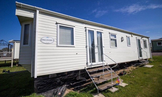 Clacton-on-Sea House | Lovely 6 berth caravan with free WiFi for hire in Essex ref 46201V