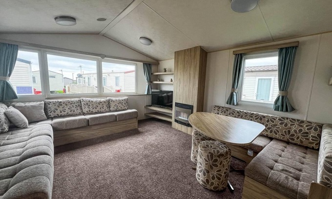 Barmston House | Lovely 6 berth caravan for hire at Barmston Beach Holiday Park ref 62062HC
