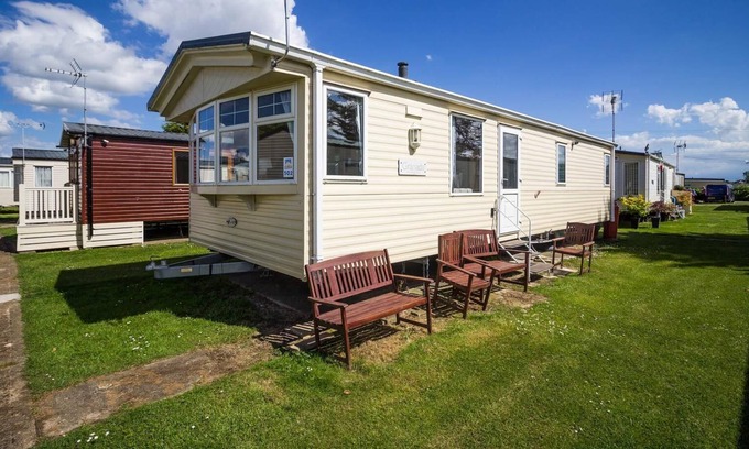 Clacton-on-Sea House | Lovely 6 berth caravan for hire at Seawick Holiday Park in Essex ref 27502S