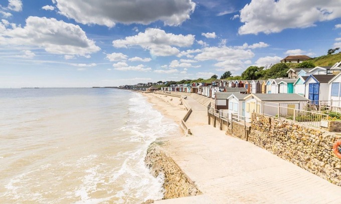 Walton on the Naze House | Lovely 6 berth caravan for hire at Naze Marine Park in Essex ref 17316BW